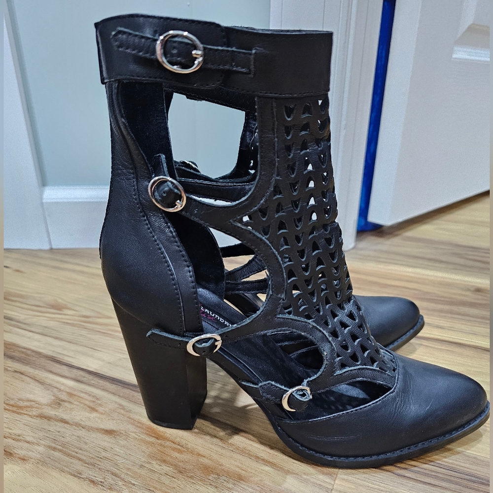 Black leather heels, sz. 9